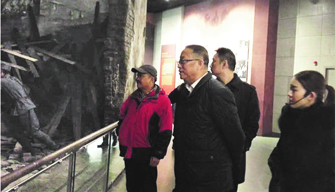 何譽軍（左一）陪同全國政協(xié)副主席、民革中央常務(wù)副主席鄭建邦（左二）參觀湖南抗戰(zhàn)紀(jì)念館。