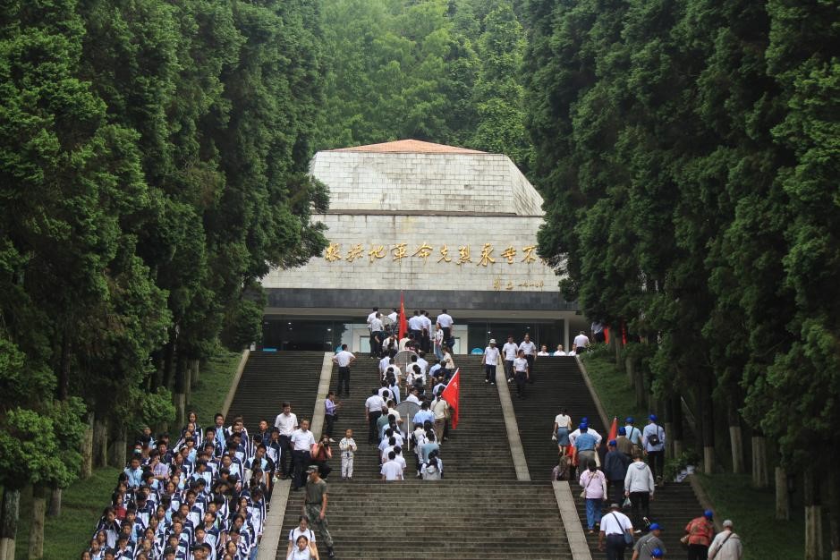 6月10日，全體員工參觀井岡山革命烈士陵園，并向革命烈士陵園敬獻花圈。