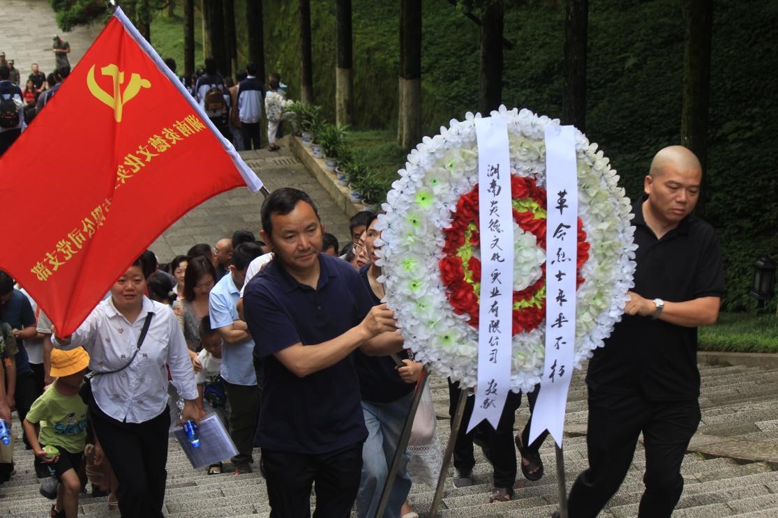 6月10日，全體員工參觀井岡山革命烈士陵園，并向革命烈士陵園敬獻花圈。